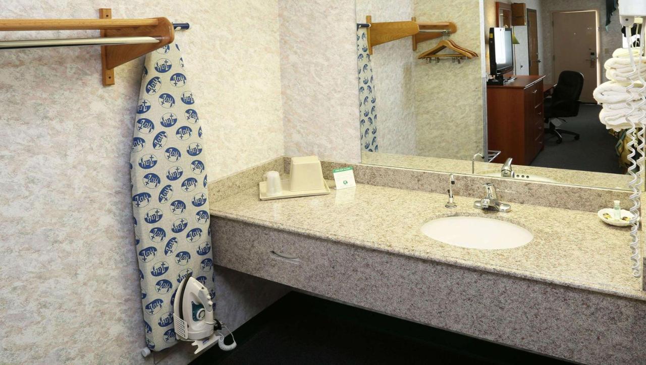 Magnuson Hotel Howell/Brighton מראה חיצוני תמונה