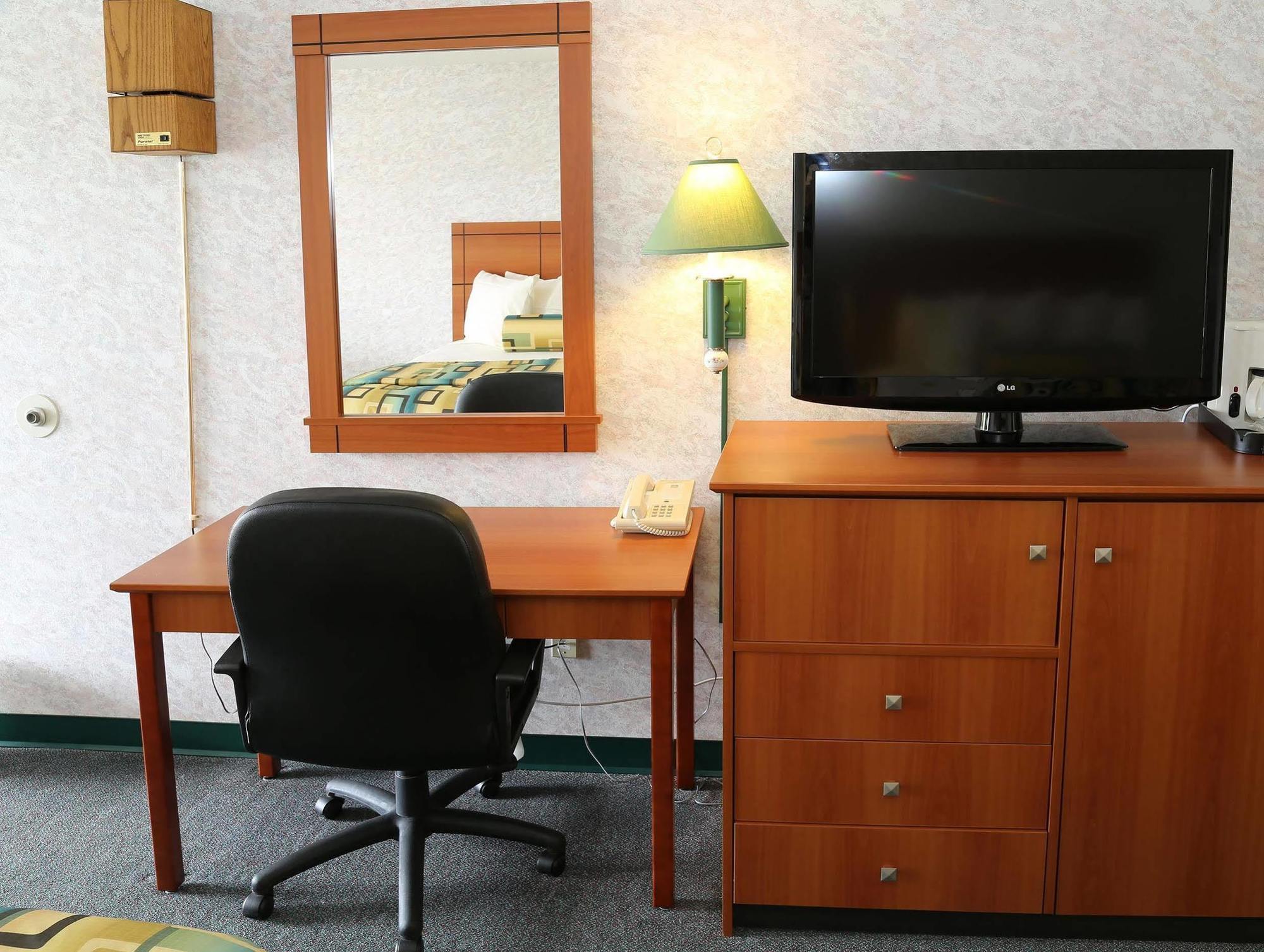 Magnuson Hotel Howell/Brighton מראה חיצוני תמונה